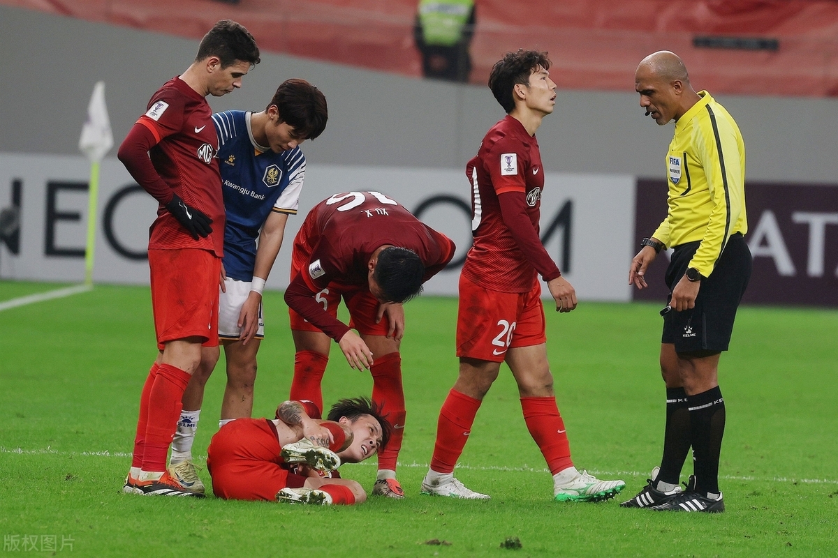 足球赛事现场打破传统，掀起狂潮的简单介绍