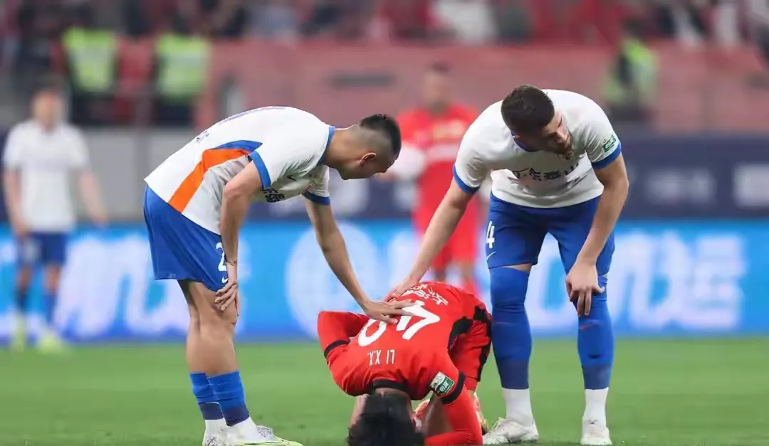 激烈碰撞：两支强队的对决引爆球场