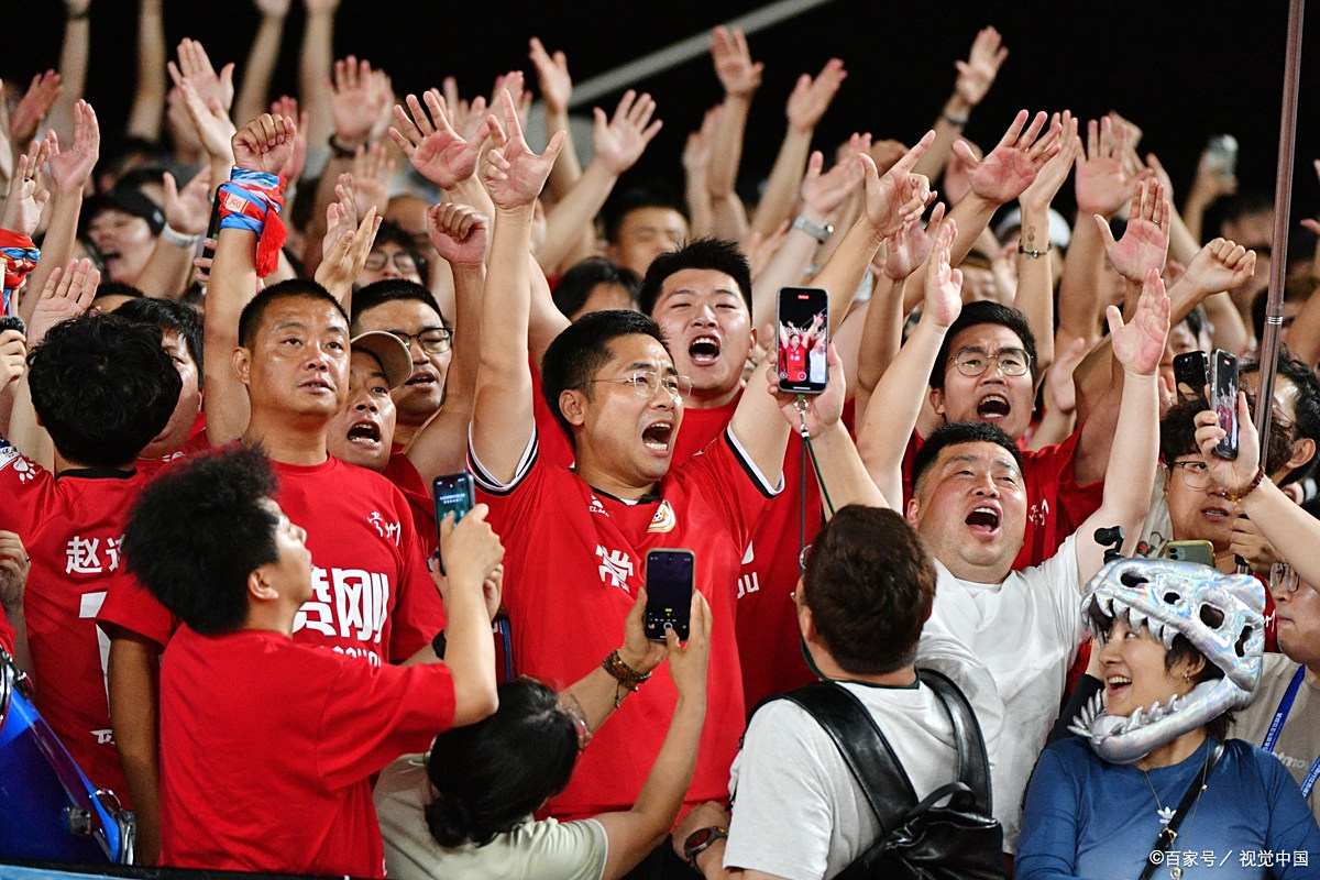 足球俱乐部迎来百年庆典，球迷共庆