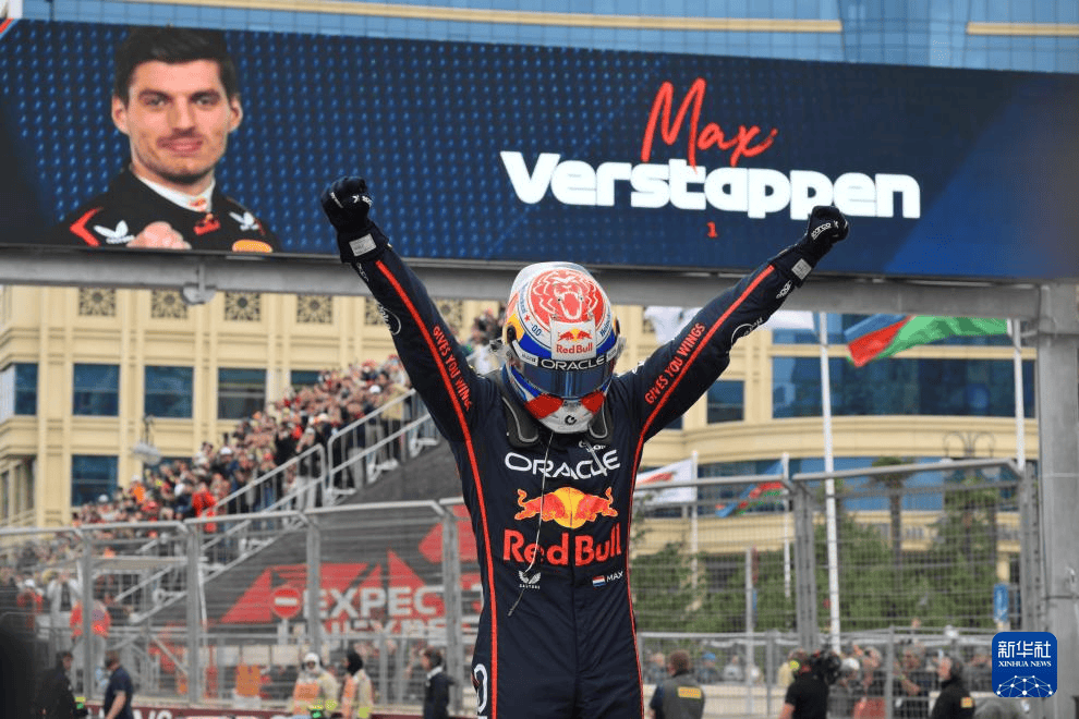 关于梅赛德斯险胜红牛车队，塞恩斯高光表现的信息