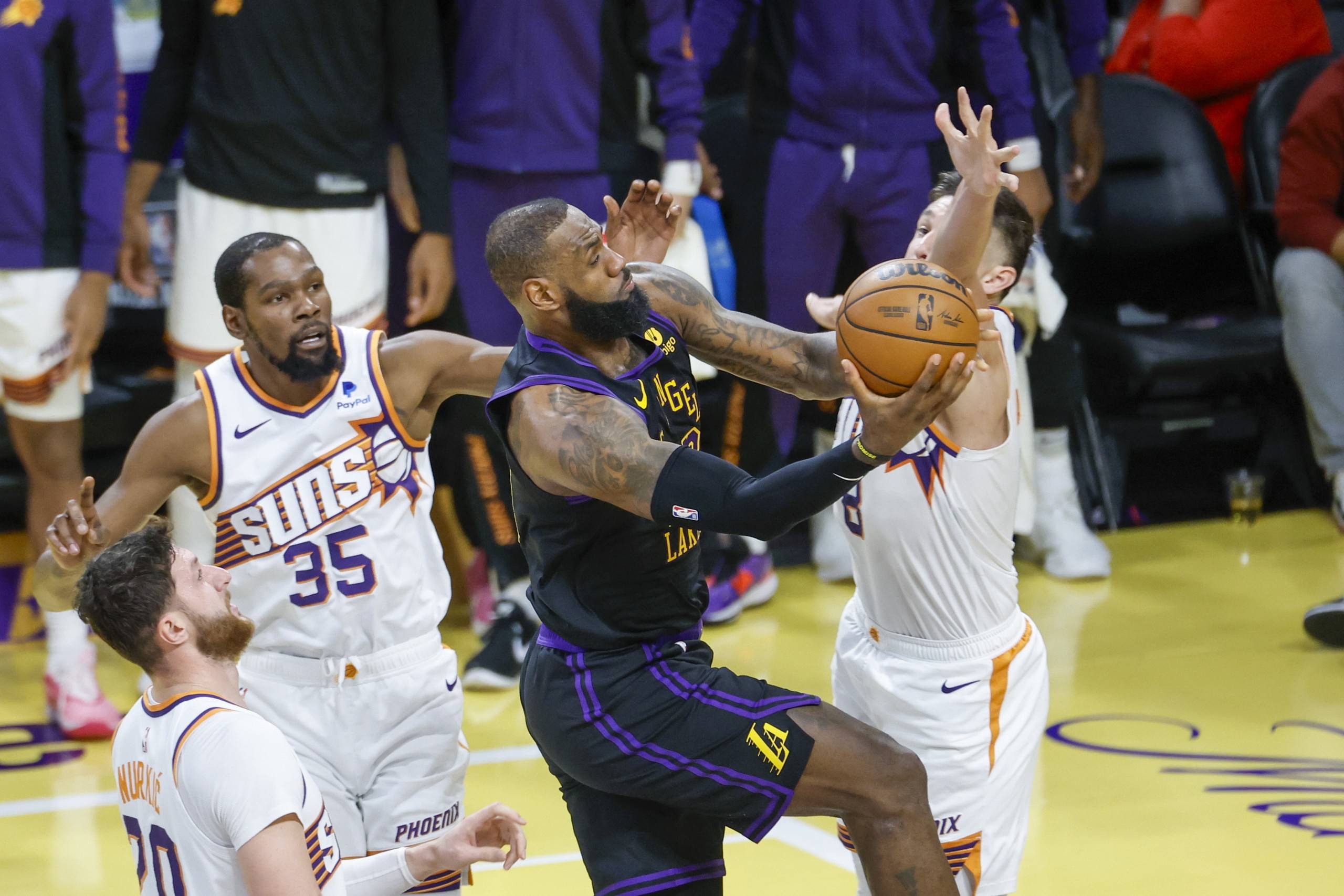 快船绝杀湖人,布克扛起全队的简单介绍 快船绝杀湖人,布克扛起全队的简单介绍