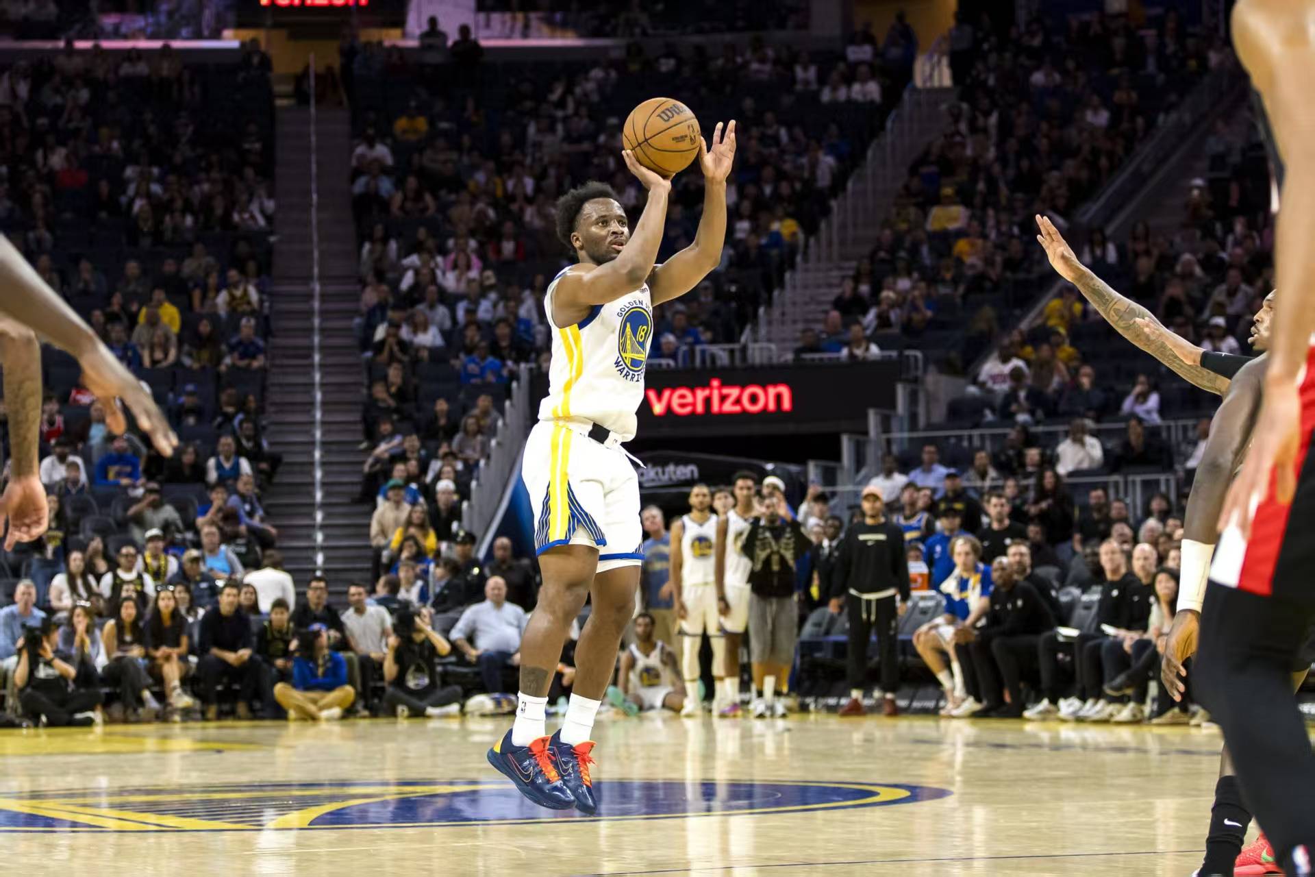 黄蜂险胜勇士，费沃斯统治全场的简单介绍