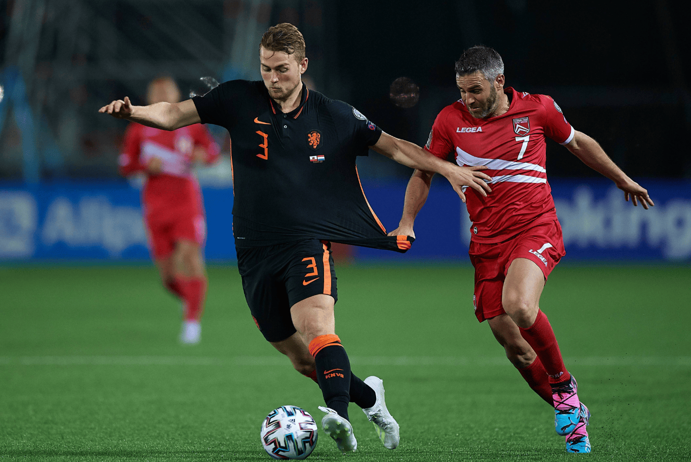 包含赫罗纳大胜皇家社会，继续保持领先的词条