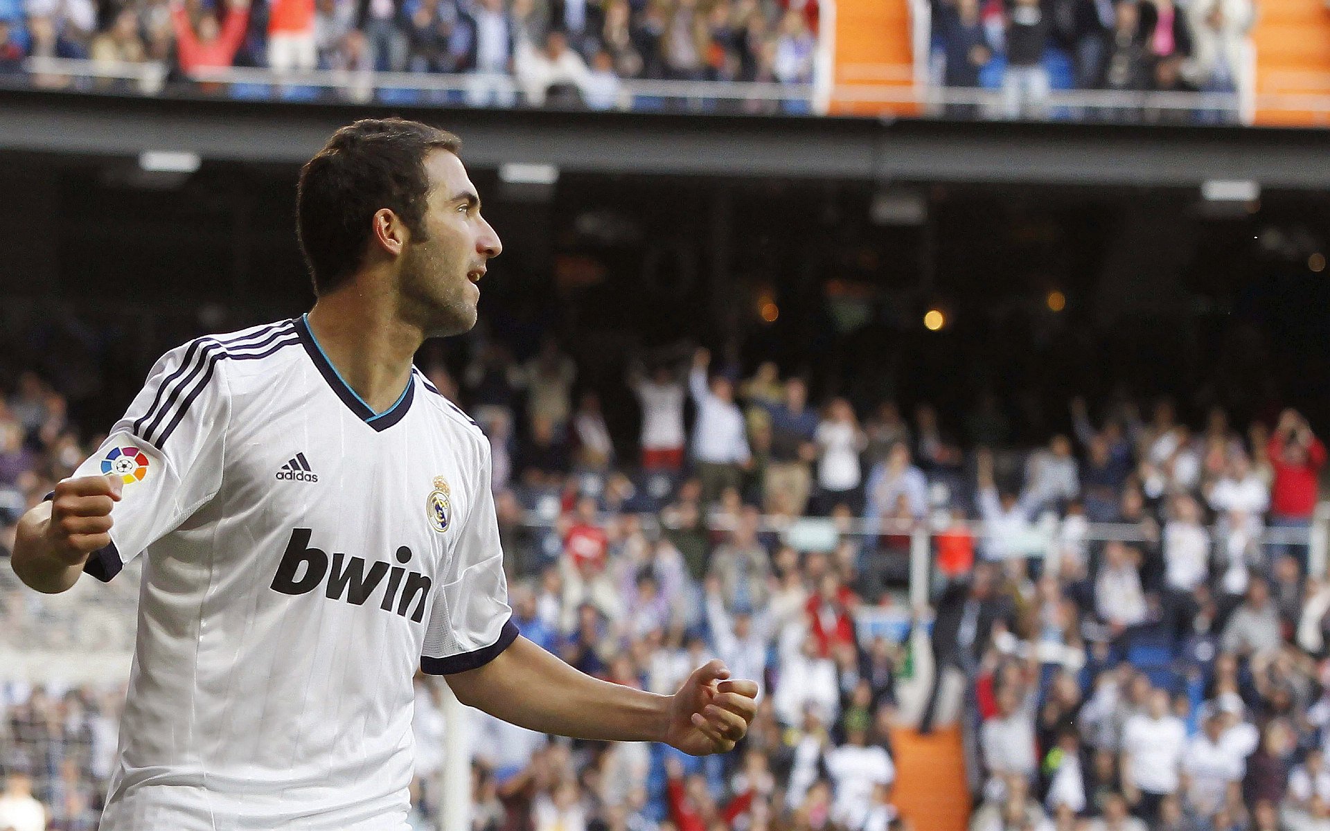 钢铁防线上的指挥官，阿坎吉在利物浦与曼城的巅峰鏖战中接管比赛