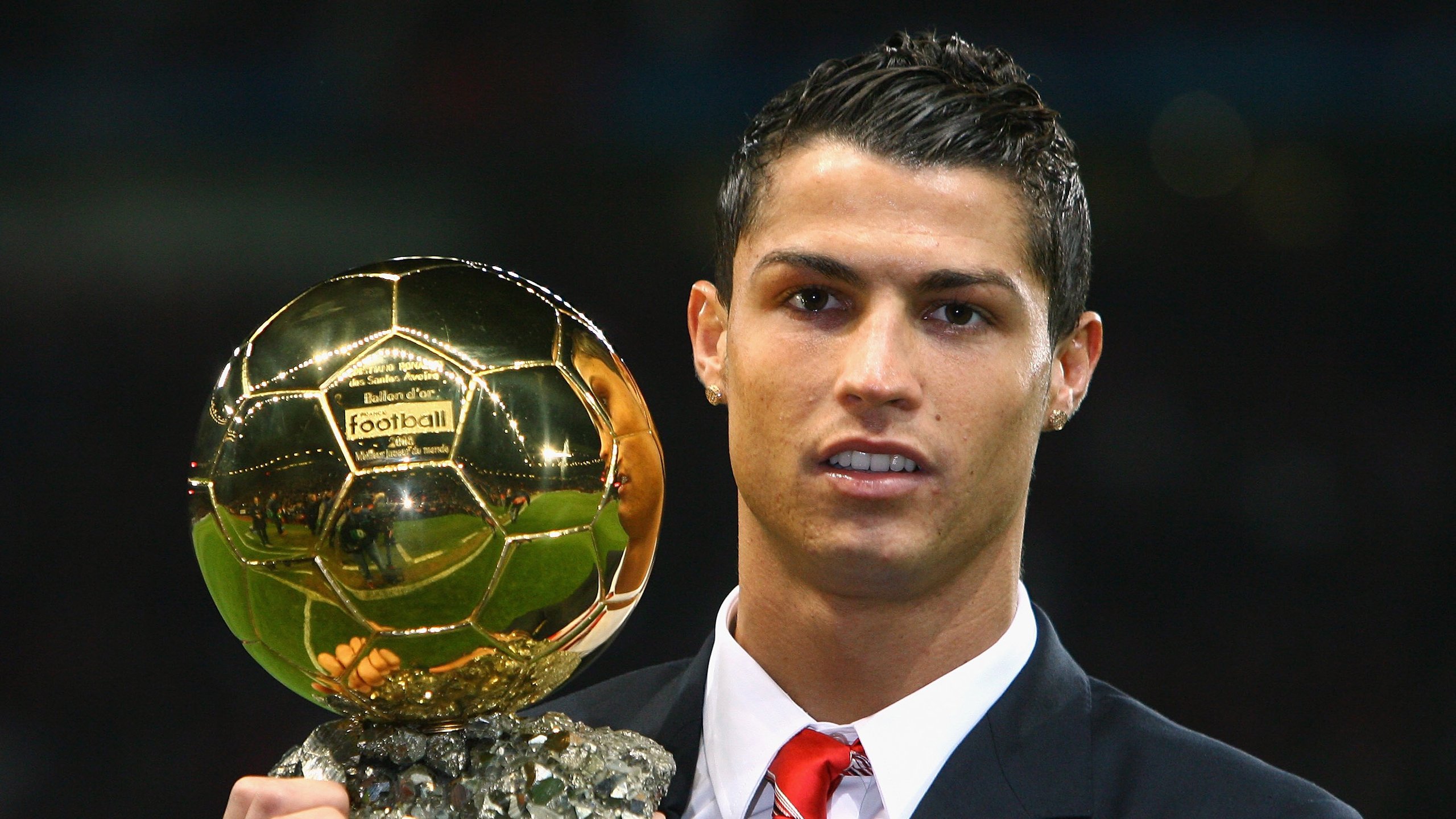 英超争冠焦点战，萨拉赫国王火力全面压制魔术师德布劳内